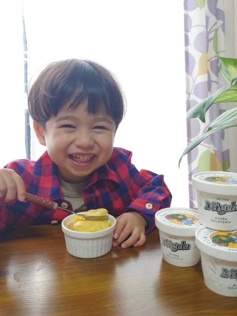 かぼちゃのアイスを食べている子供